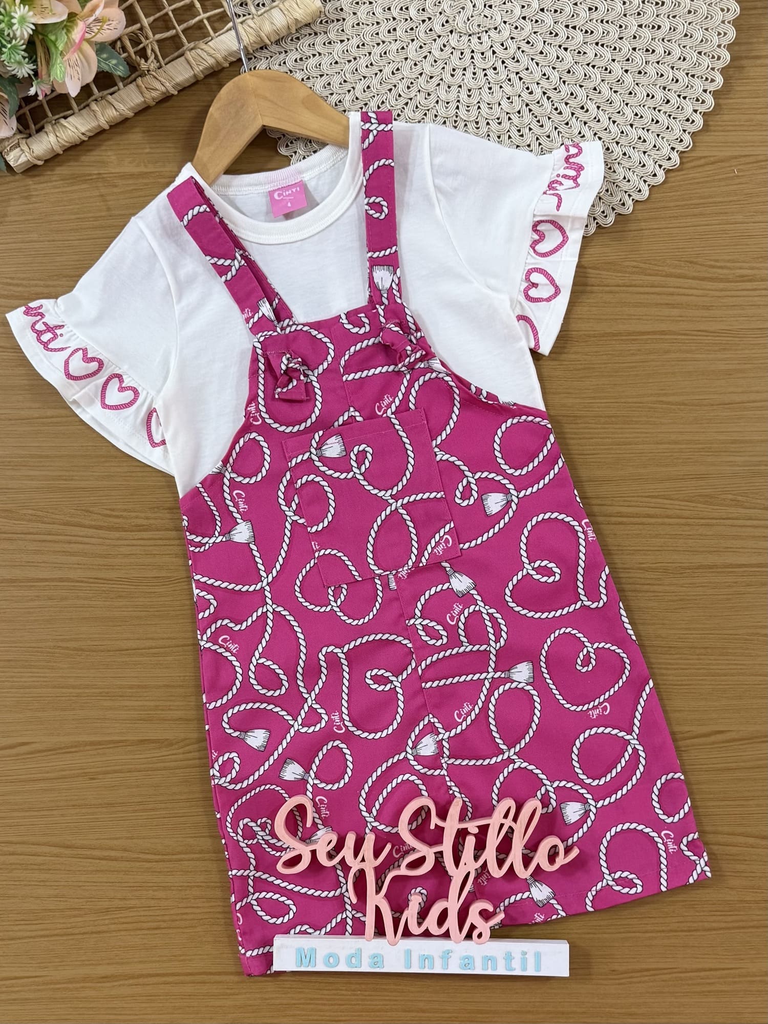 Salopete Infantil Cinti Verão Rosa Laço 3D e Blusa Branca Corações