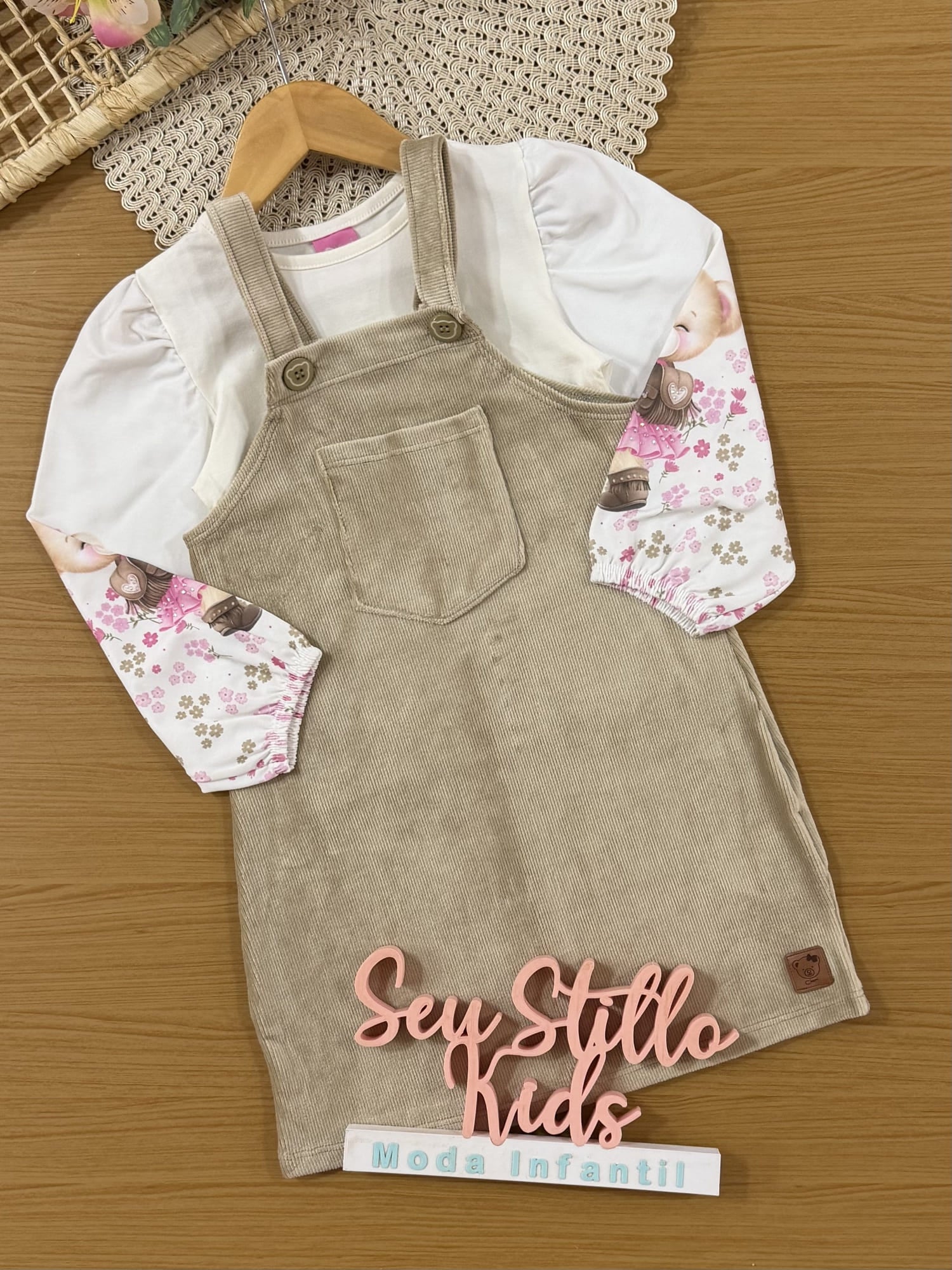 Salopete Infantil Cinti Inverno Bege com Blusa Manga Longa Ursinha