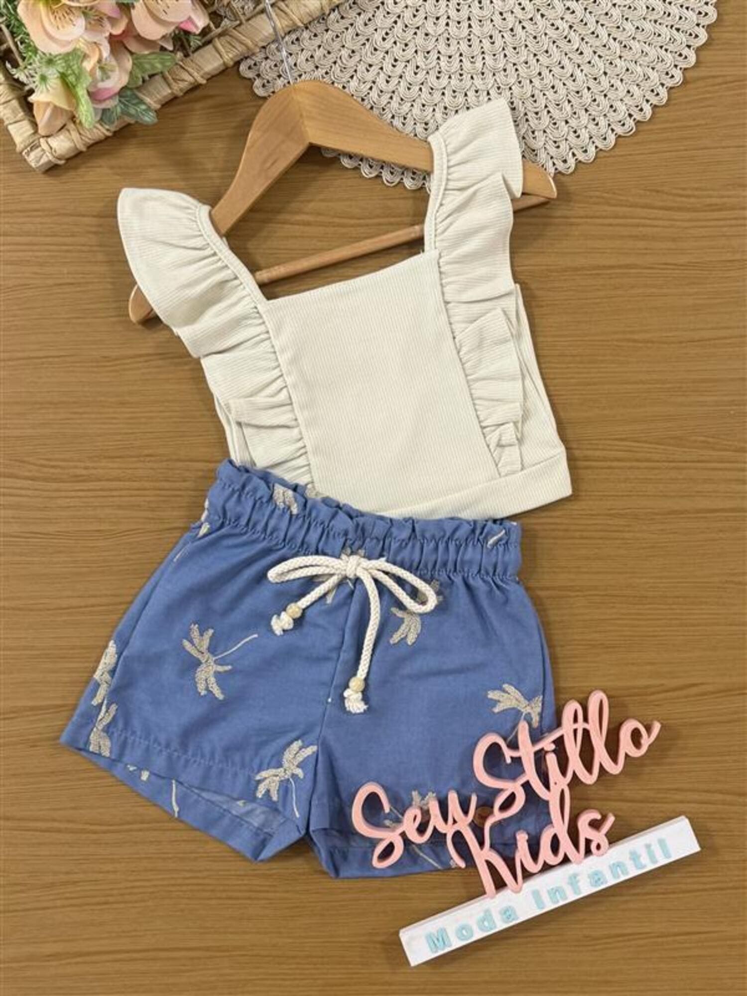 Conjunto Infantil Kukiê Verão com Shorts Jeans e Blusa Bege