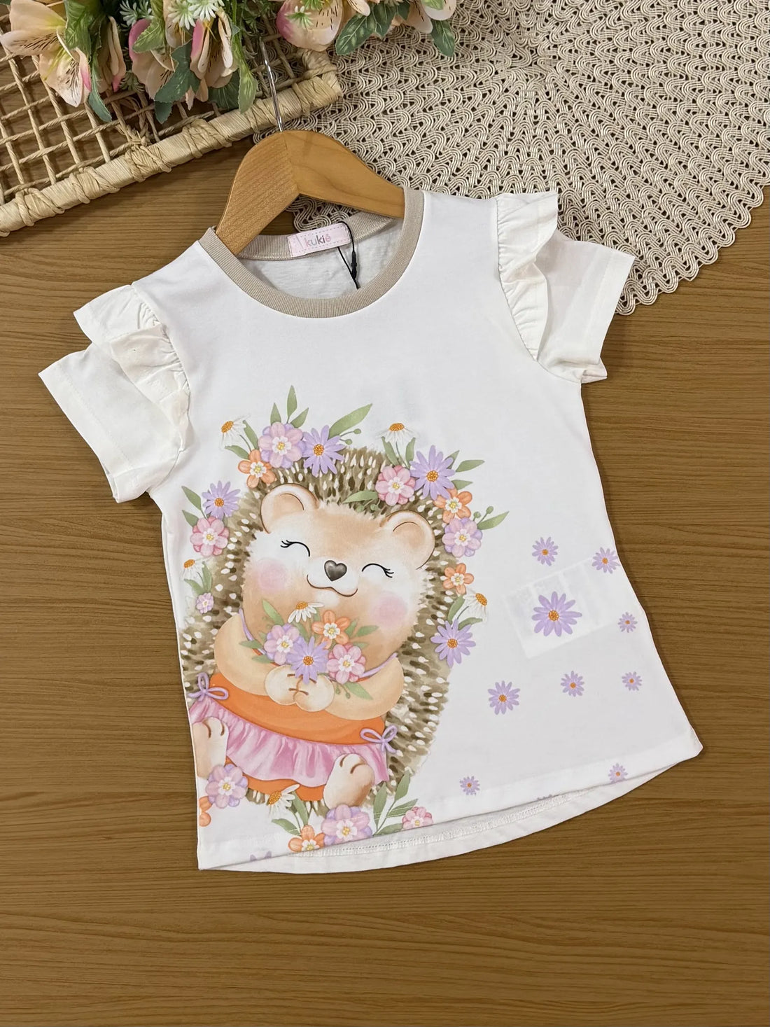 Conjunto Infantil Kukiê com Shorts Ciclista e Blusa Branca Porquinha Flores