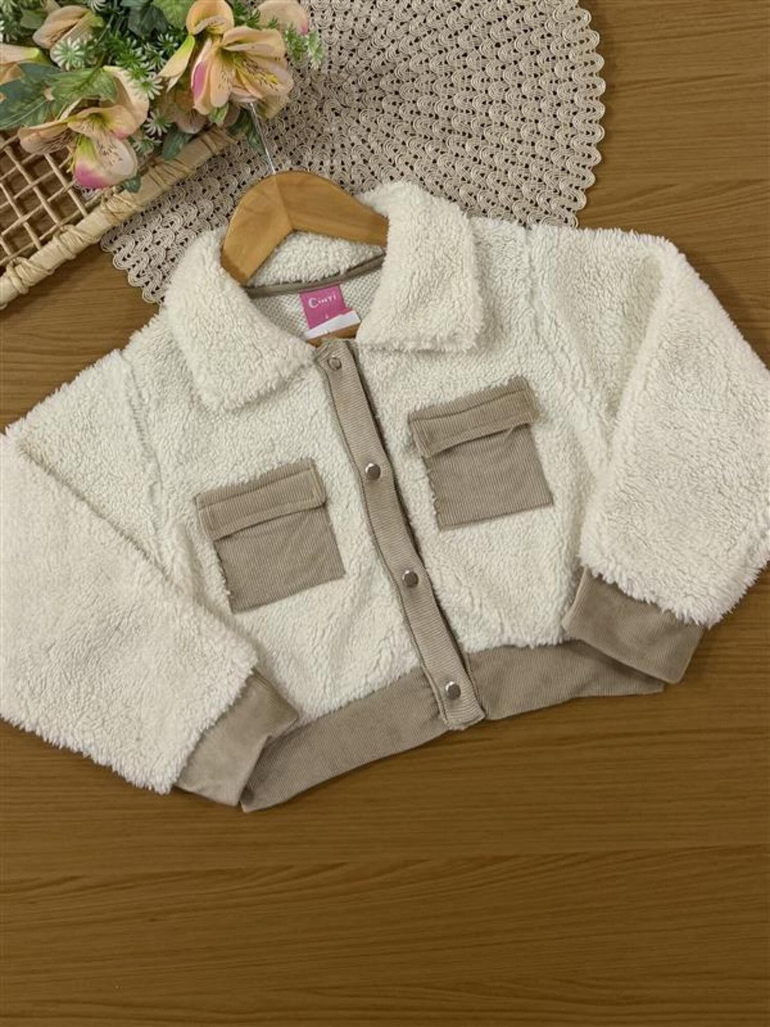 Conjunto Infantil Cinti Inverno com Saia Bege e Jaqueta em Pelo Carneirinho