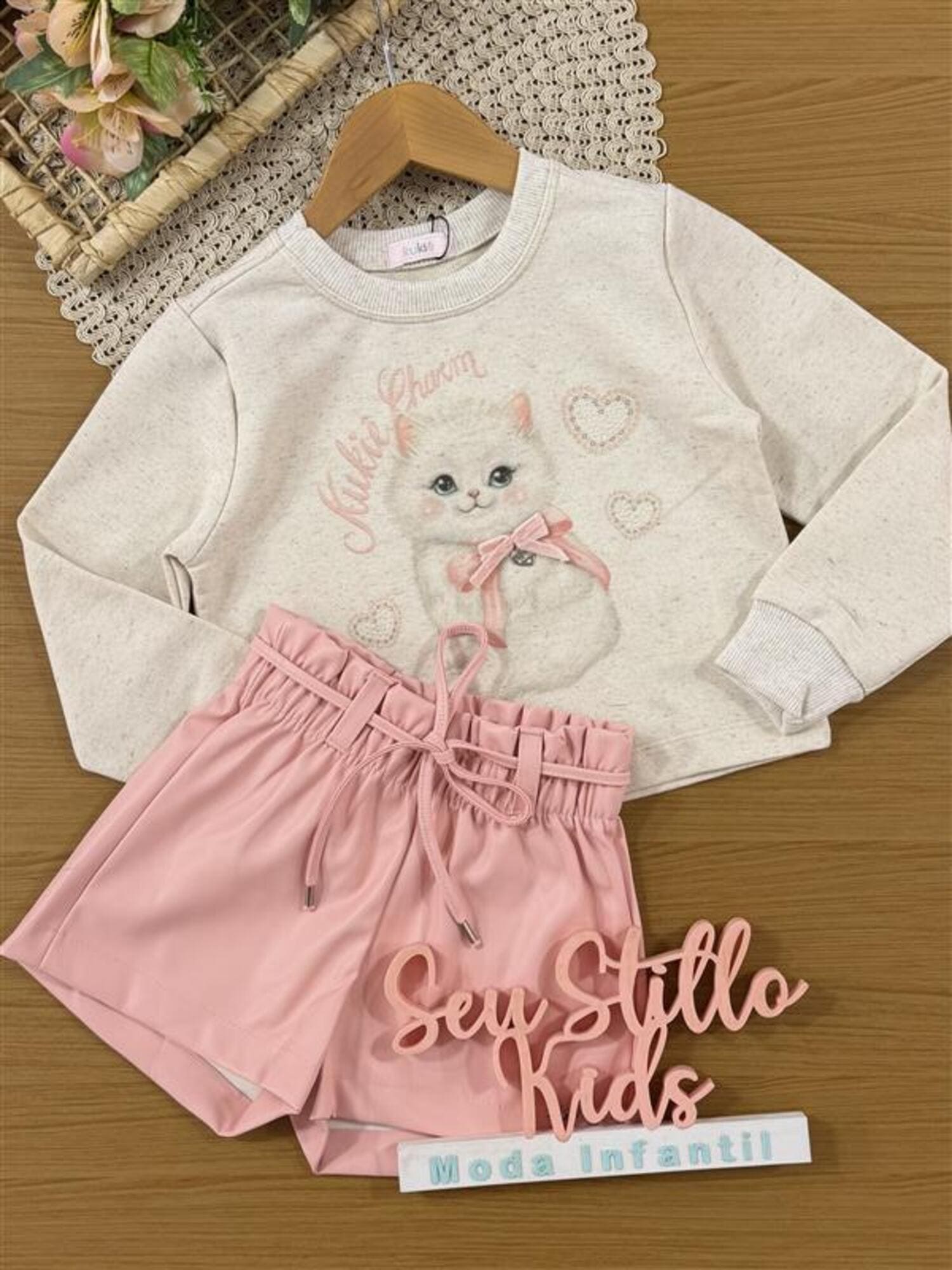 Conjunto Infantil Kukiê Inverno com Shorts Rosa e Moletom sem Flanela Gatinha com Strass
