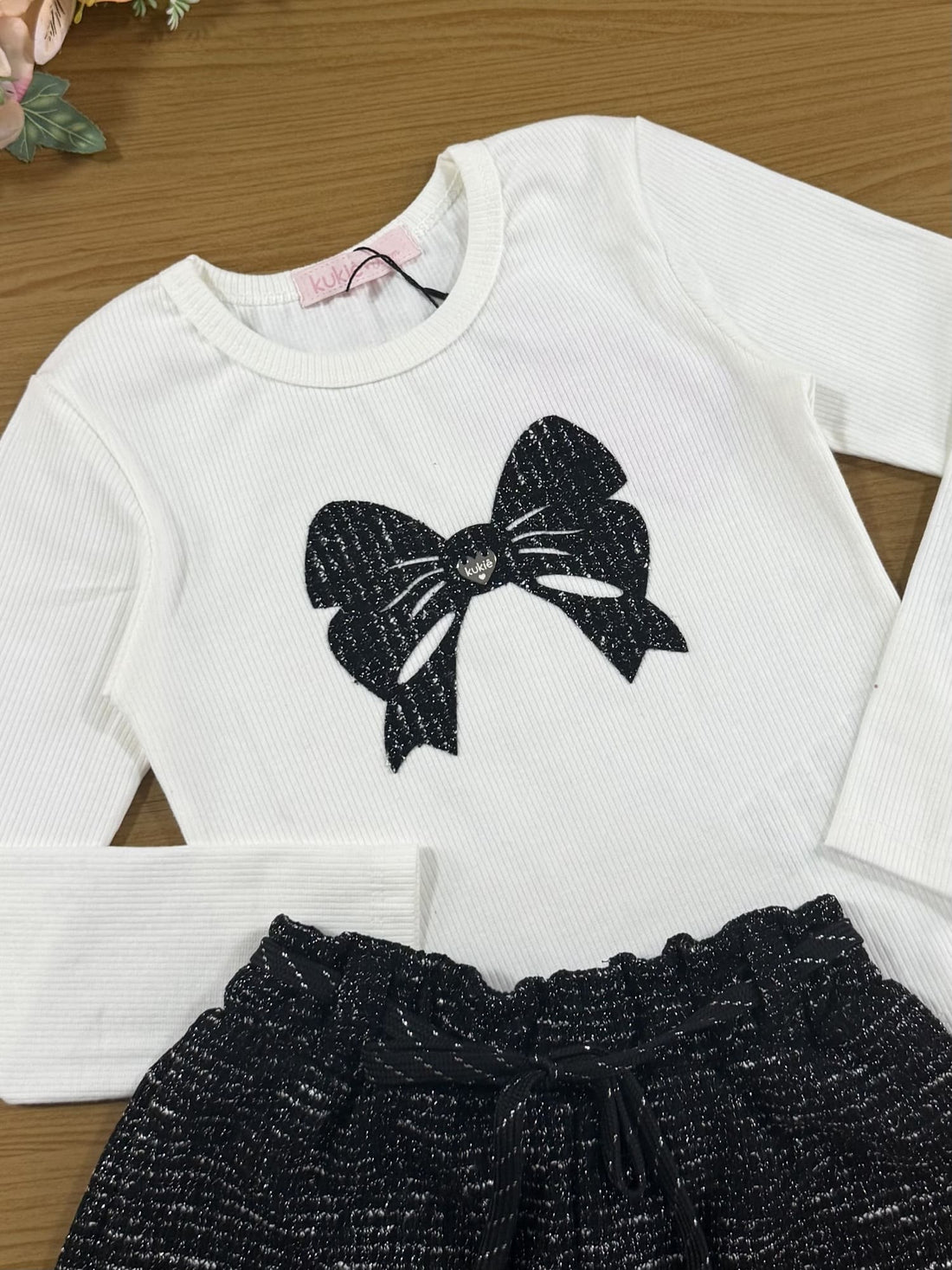 Conjunto Infantil Kukiê Inverno com Shorts Preto e Blusa Manga Longa Laço