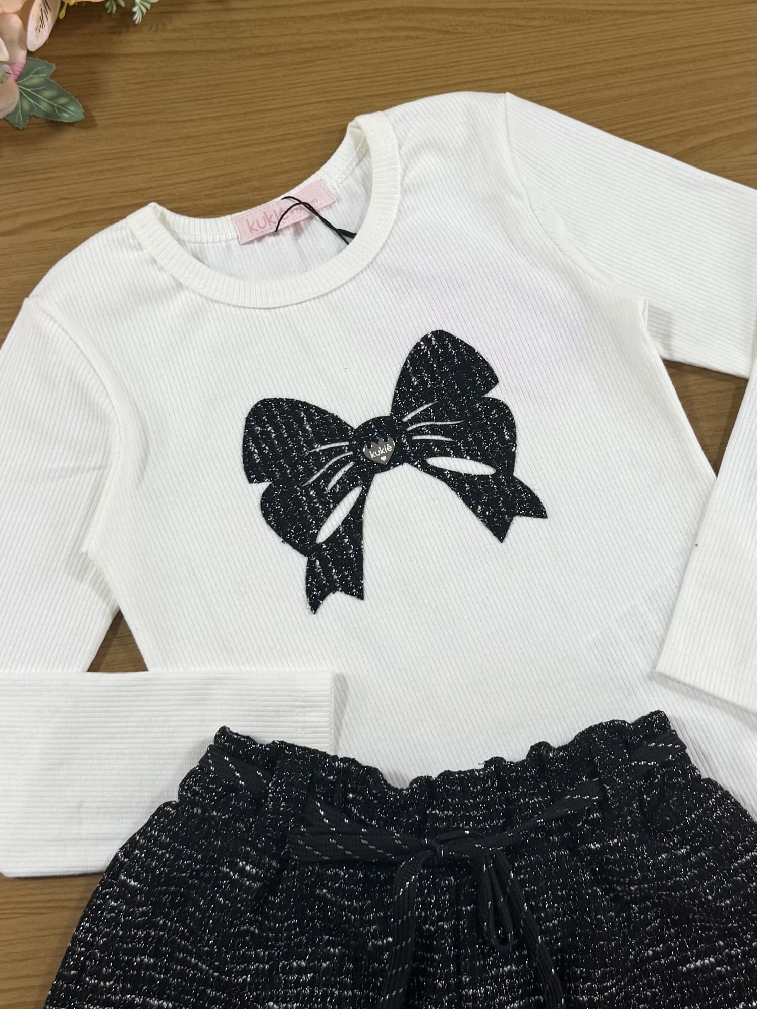 Conjunto Infantil Kukiê Inverno com Shorts Preto e Blusa Manga Longa Laço