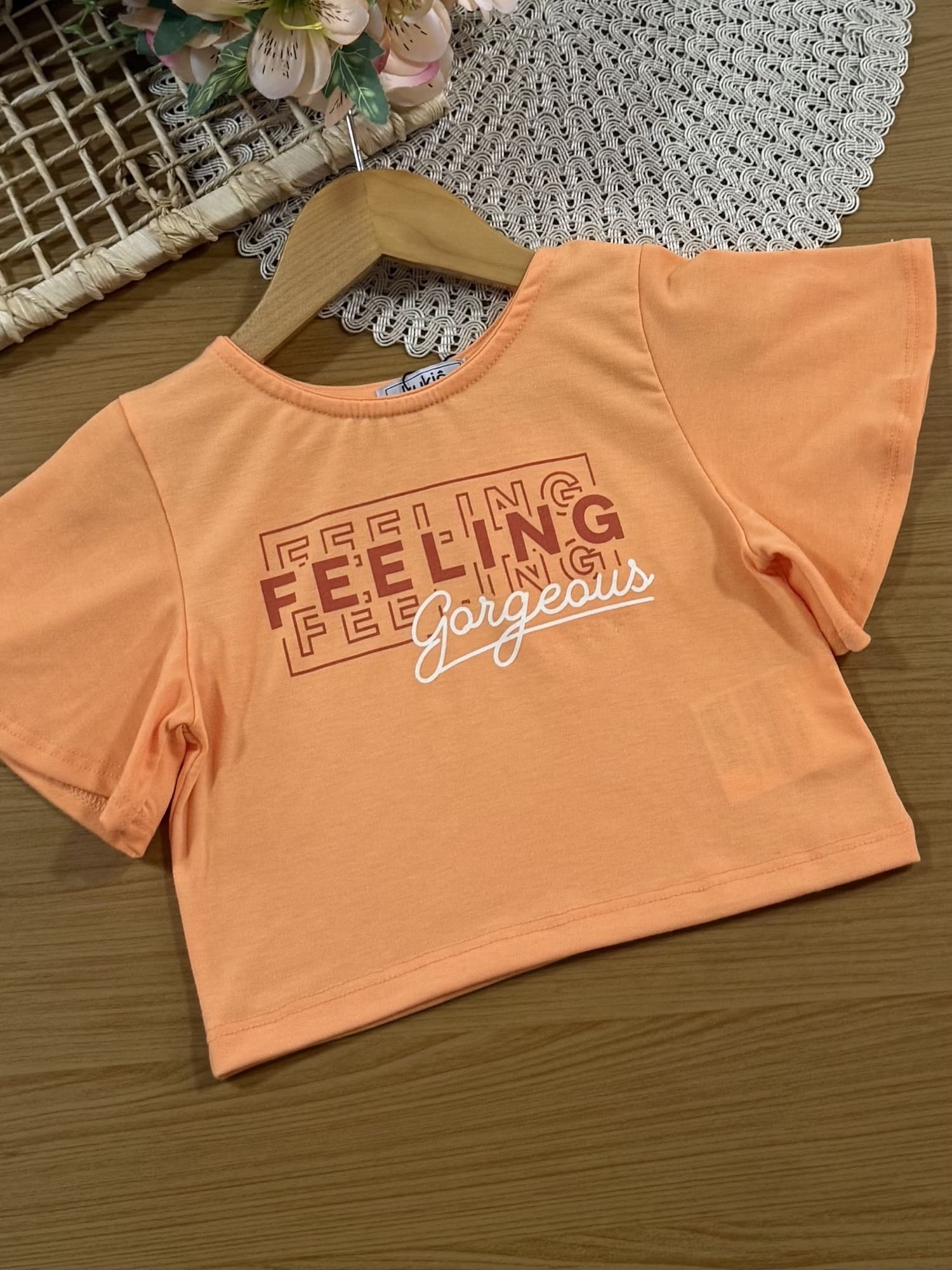 Conjunto Infantil Kukiê com Shorts Off White e Blusa Manga Curta Laranja Feeling