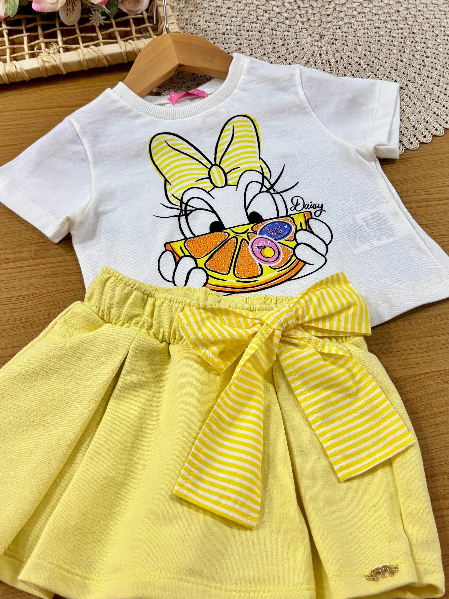Conjunto Infantil Menina Momi, Shorts Saia Amarelo com Lacinho e Blusa Daisy