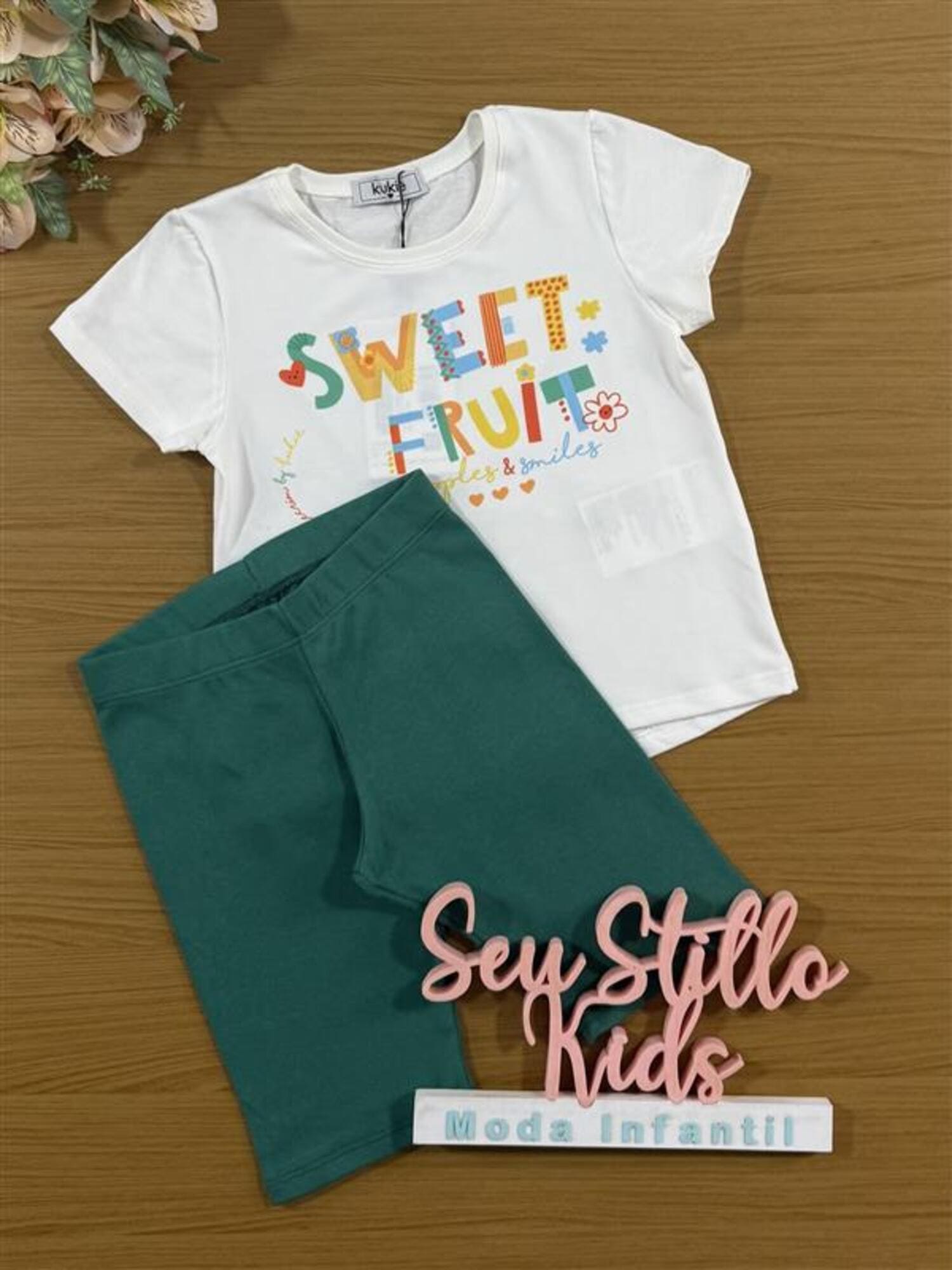Conjunto Infantil Kukiê com Shorts Ciclista Verde e Blusa Manga Curta Sweet Fruit