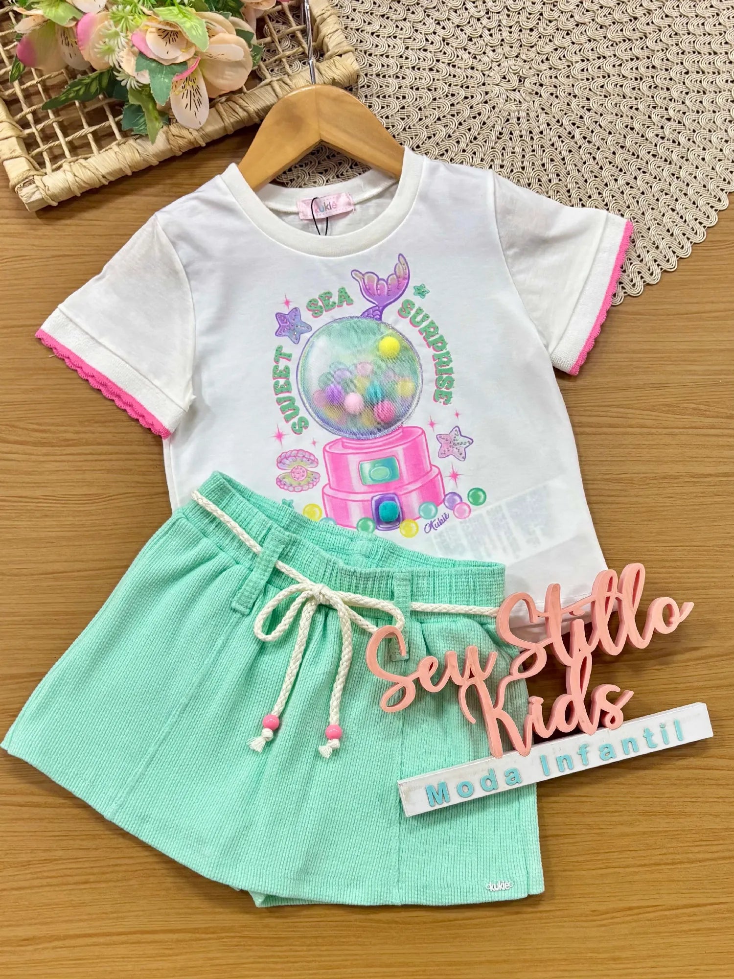 Conjunto Infantil Menina Kukiê com Shorts Saia Azul e Blusa Branca Docinhos