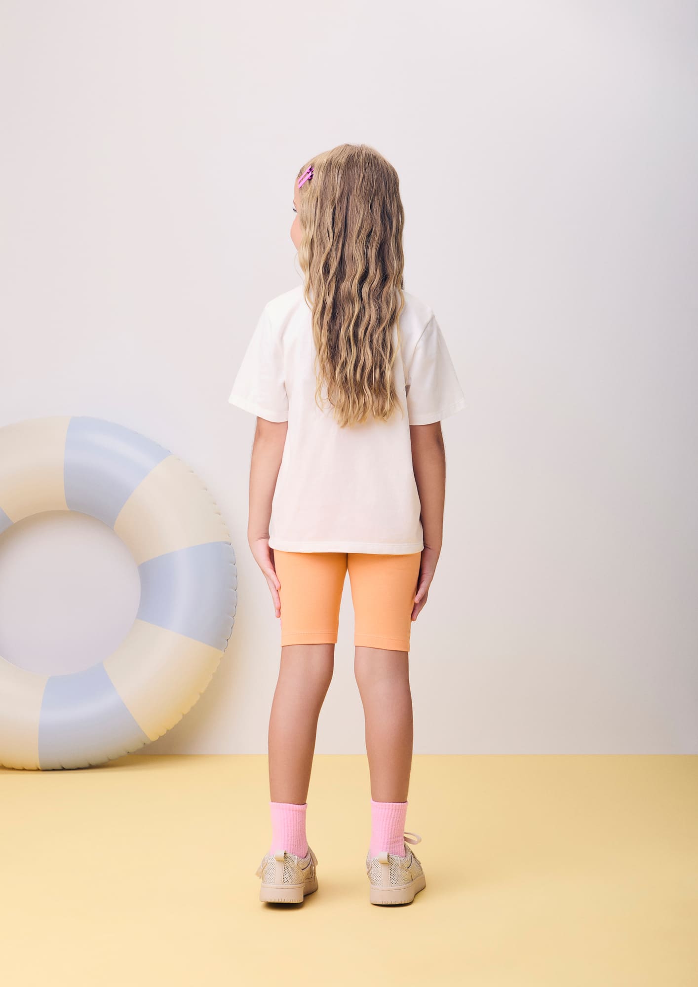 Conjunto Infantil Momi Verão com Shorts Ciclista Laranja e Blusa Branca Daisy Duck Disney