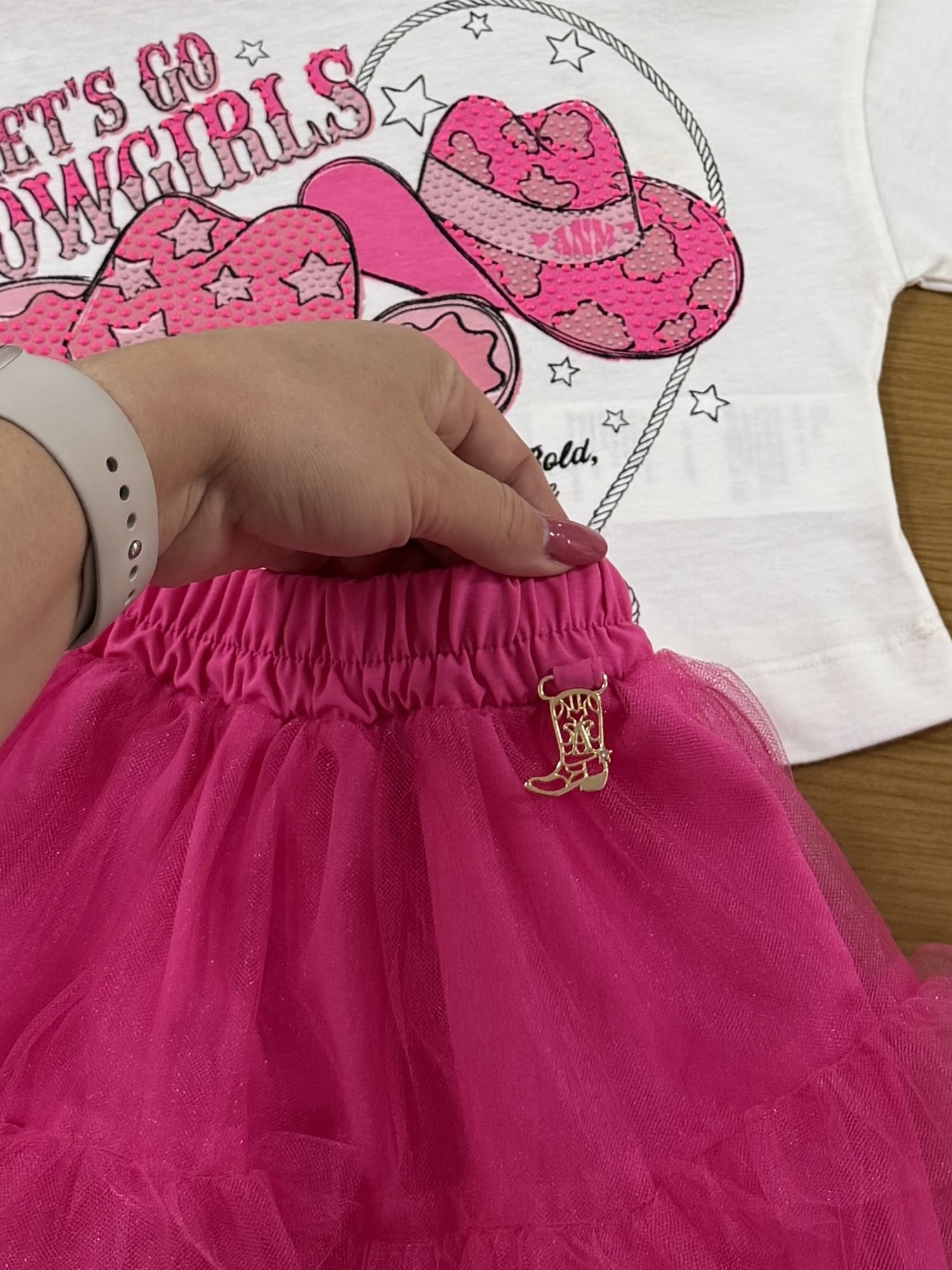 Conjunto Infantil Animê Verão com Saia Rosa em Tule e Blusa Branca Let's go Cowgirls
