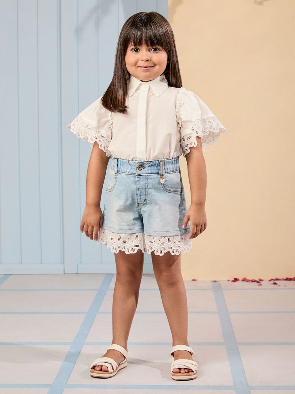 Conjunto Infantil Animê Verão Shorts Jeans e Camisa Branca com Bordado Inglês