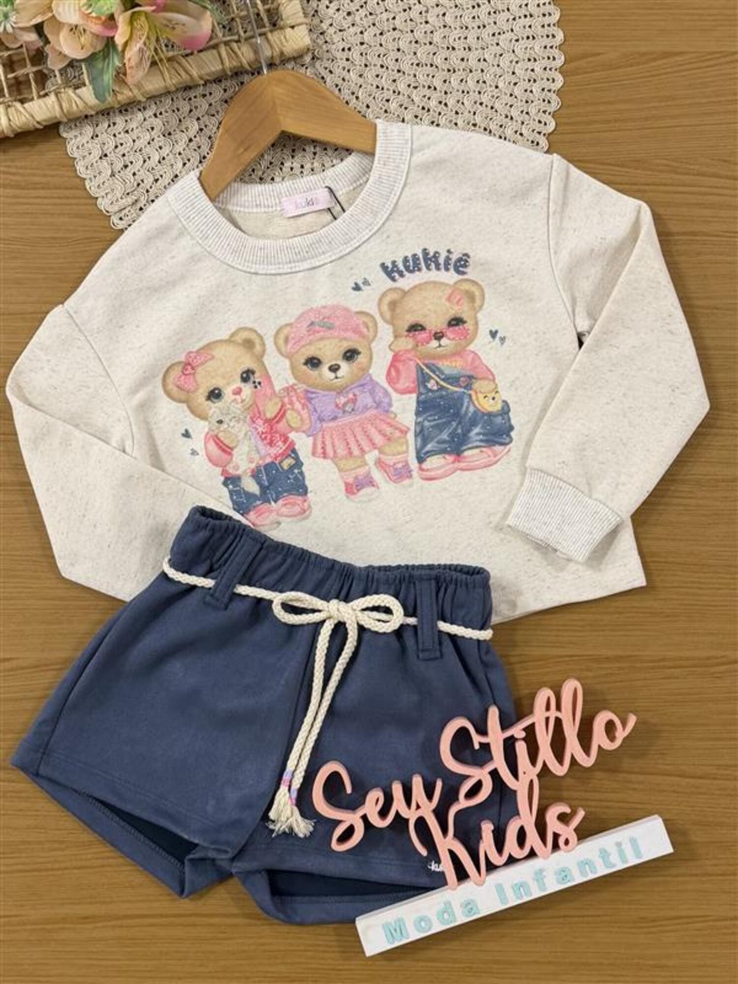 Conjunto Infantil Kukiê Inverno com Shorts Azul e Moletom sem Flanela Off White Ursinhos com Strass