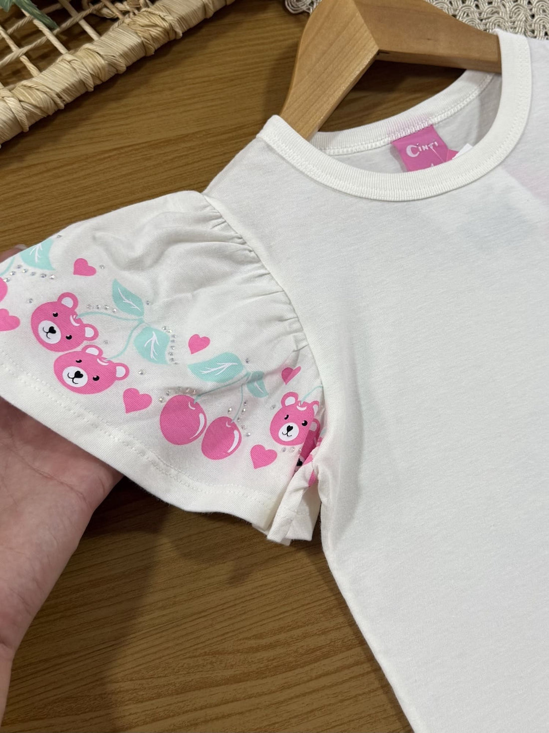 Jardineira Infantil Cinti Verão Rosa com Blusa Branca Cerejinha