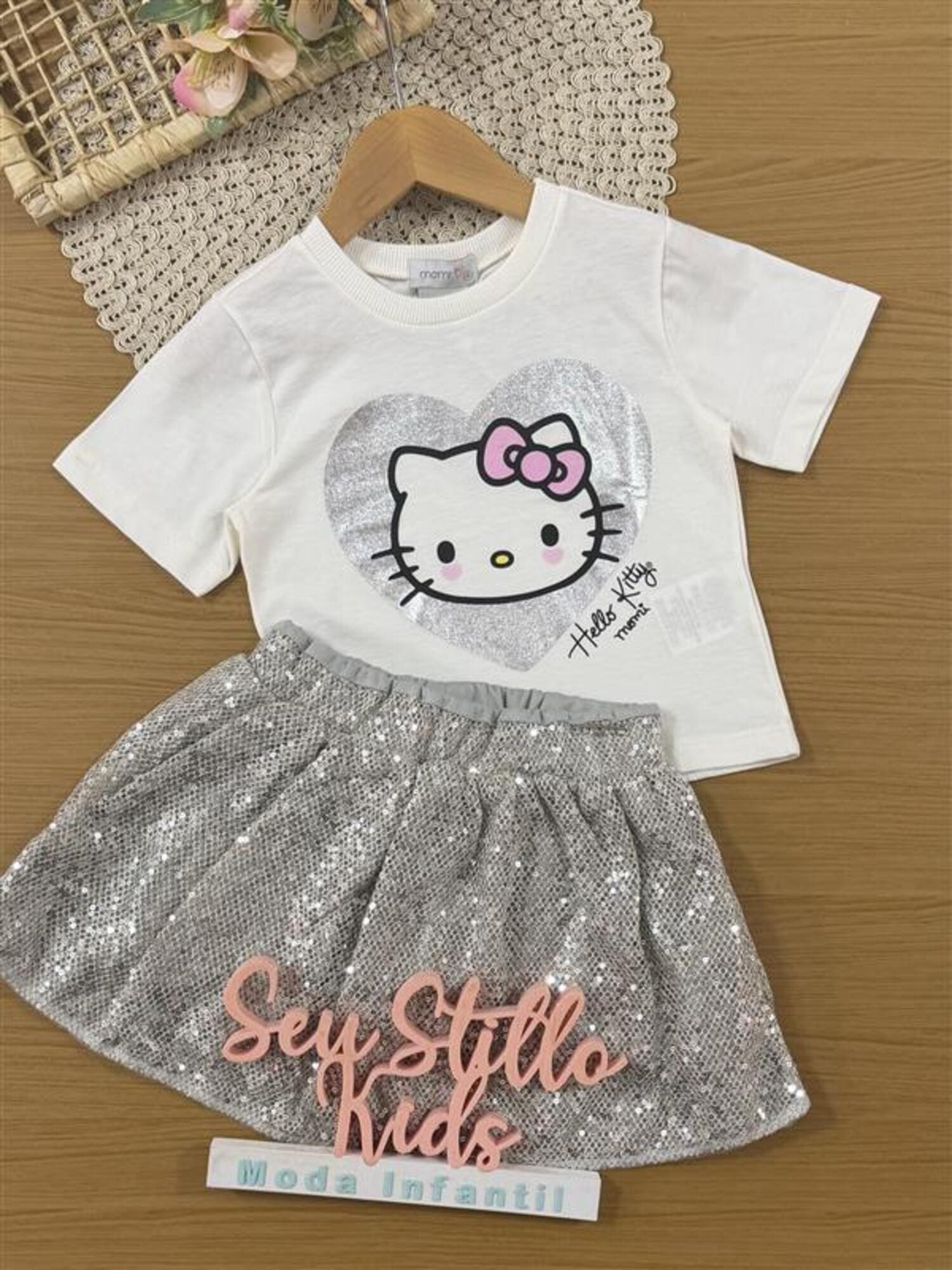 Conjunto Infantil Momi Inverno, Saia com Paete Cinza e Blusa Manga Curta Hello Kitty