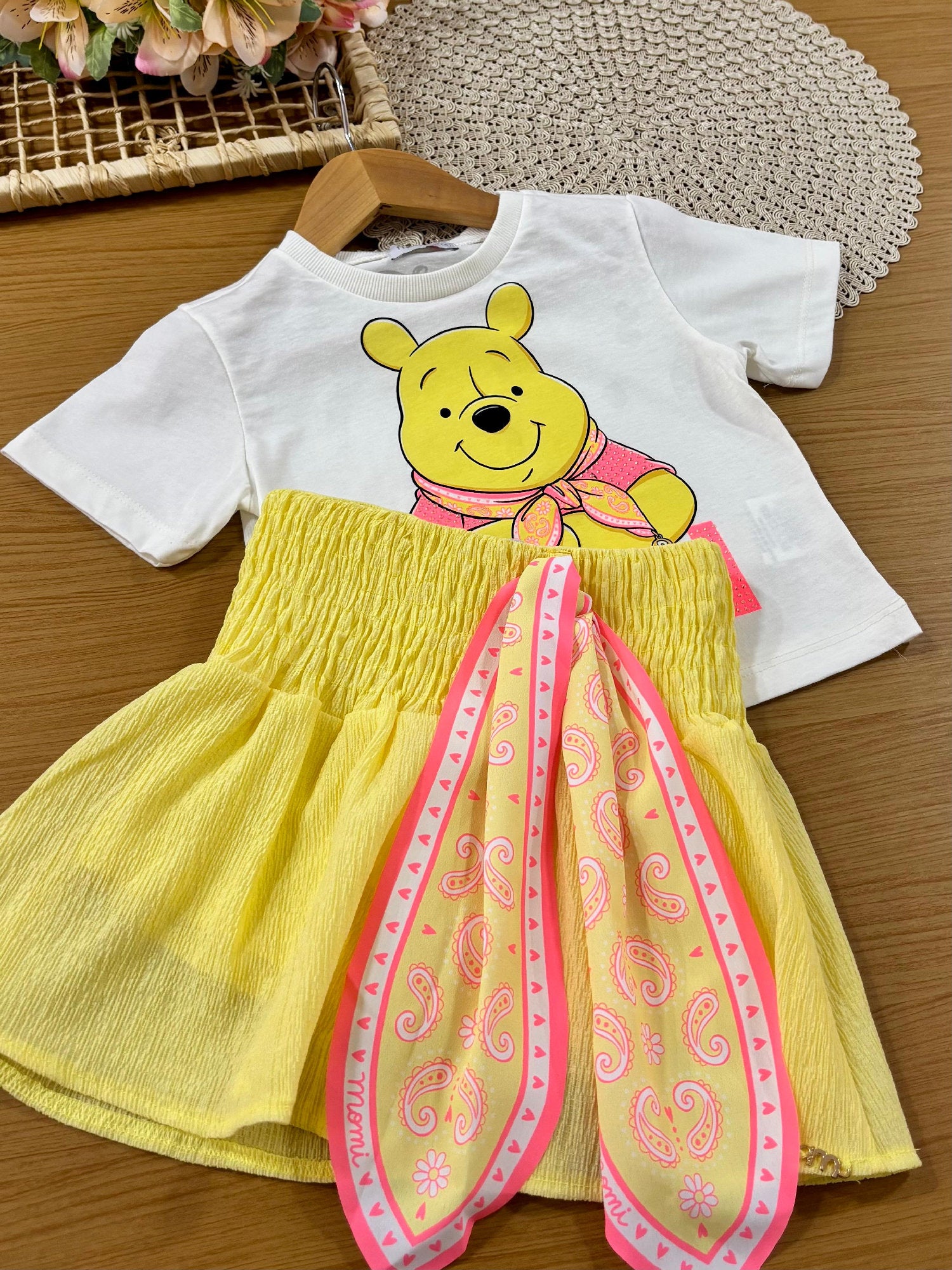 Conjunto Infantil Menina Momi com Saia Amarela e Blusa Ursinho Pooh Strass Disney