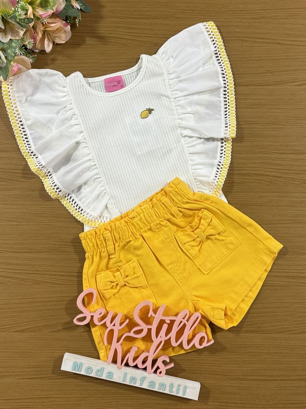 Conjunto Infantil Momi Verão Shorts Amarelo e Blusa Babado