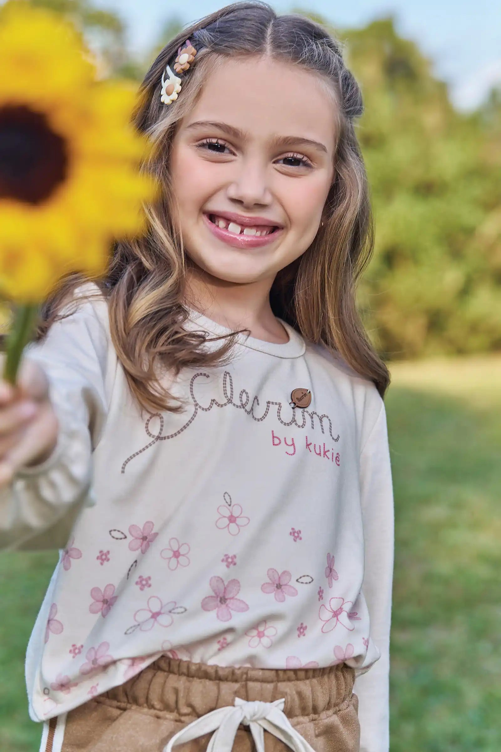 Conjunto Infantil Kukiê Inverno com Shorts Marrom e Blusa Manga Longa Florzinha