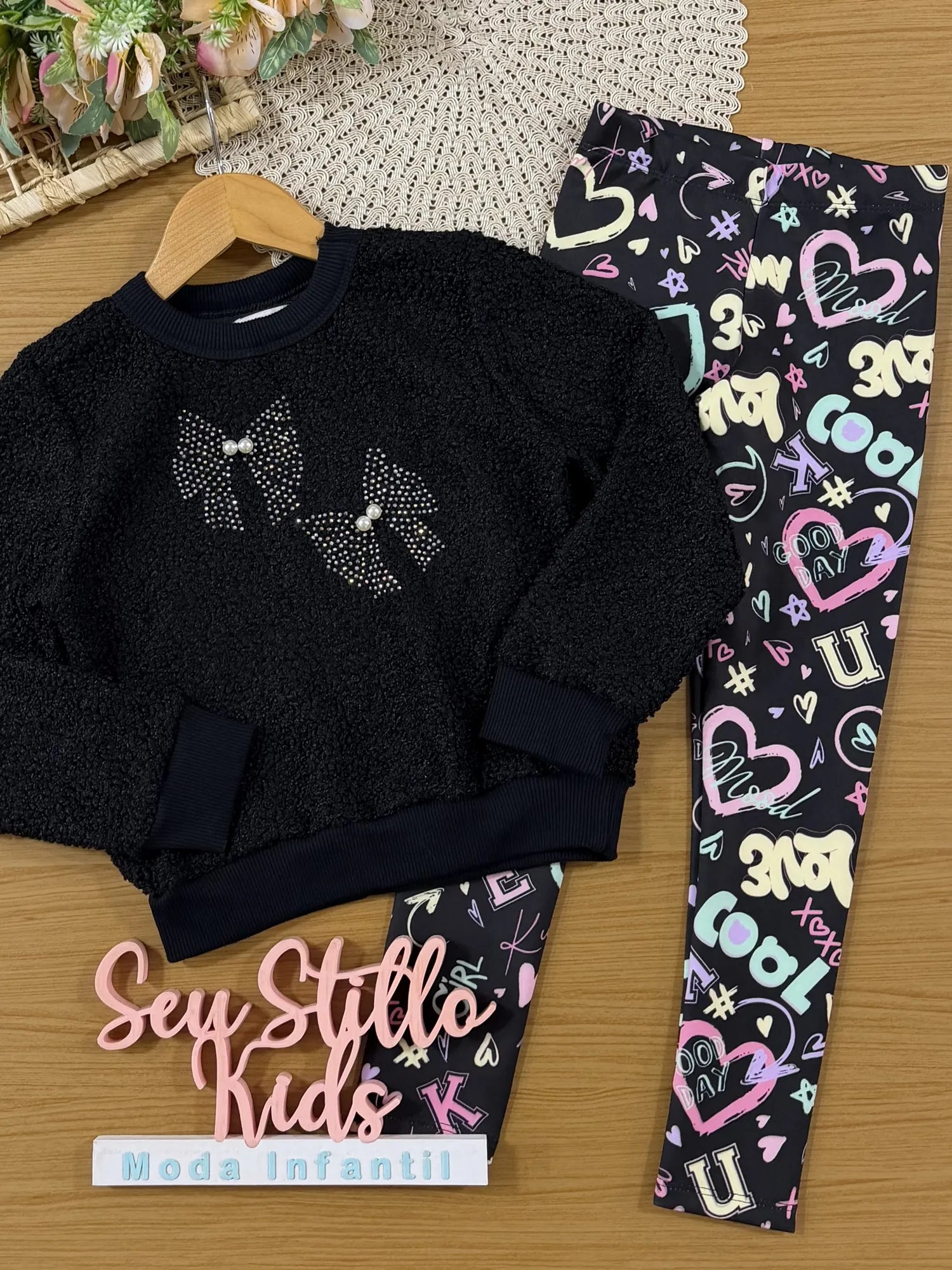Conjunto Infantil Kukiê com Calça e Casaco Manga Longa Preta Laços
