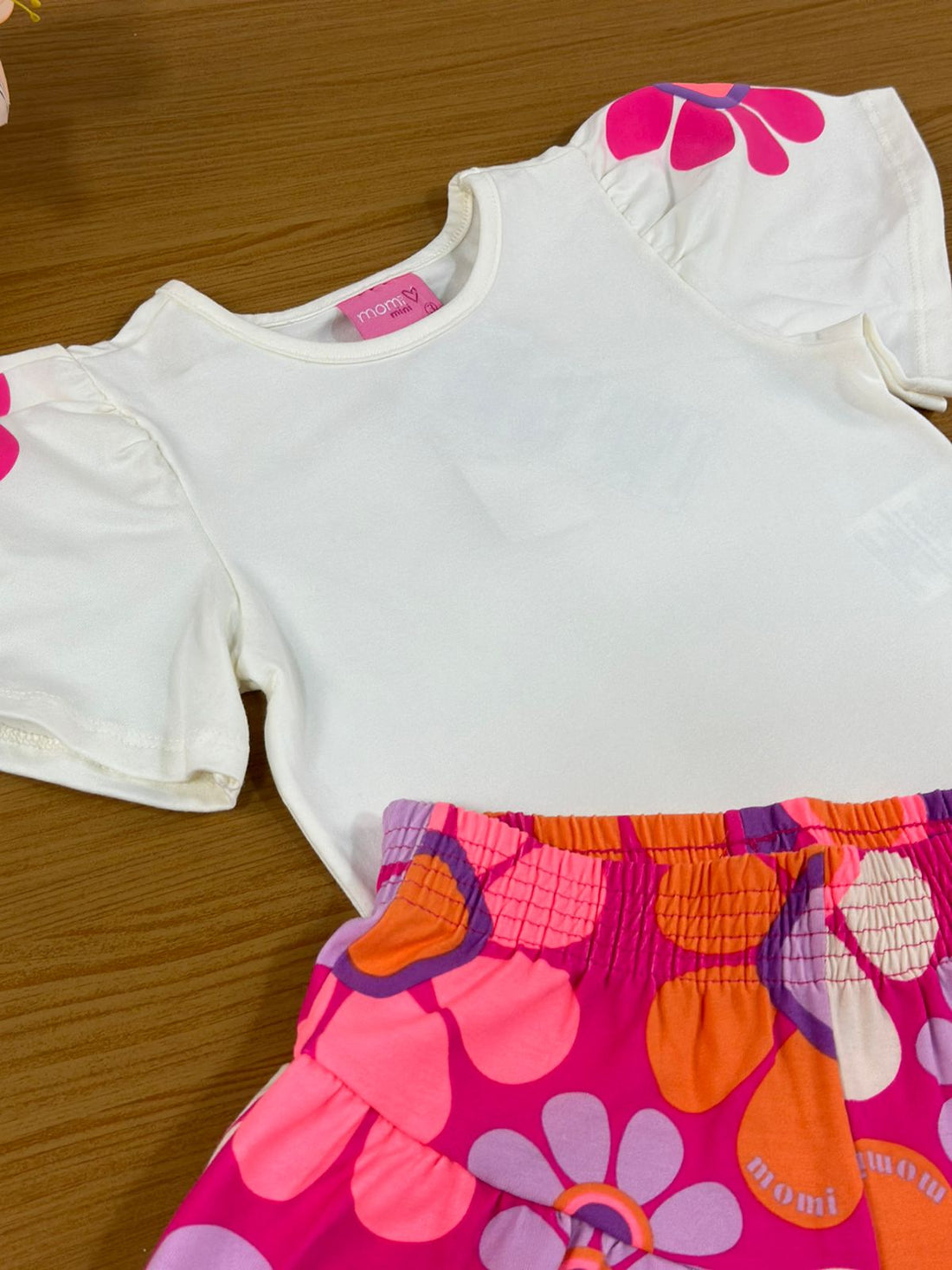 Conjunto Infantil Momi Verão Com Shorts e Blusa Flores Coloridas
