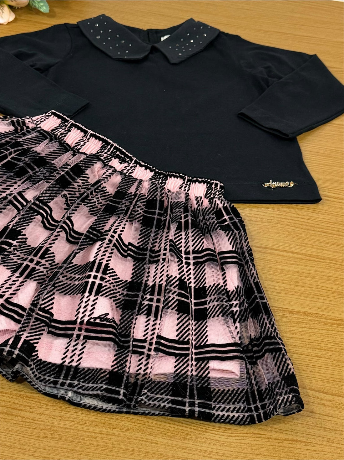 Conjunto Infantil Animê Inverno com Saia Xadrez e Blusa Preta