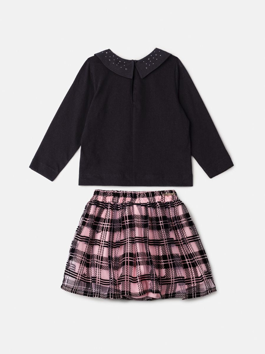 Conjunto Infantil Animê Inverno com Saia Xadrez e Blusa Preta