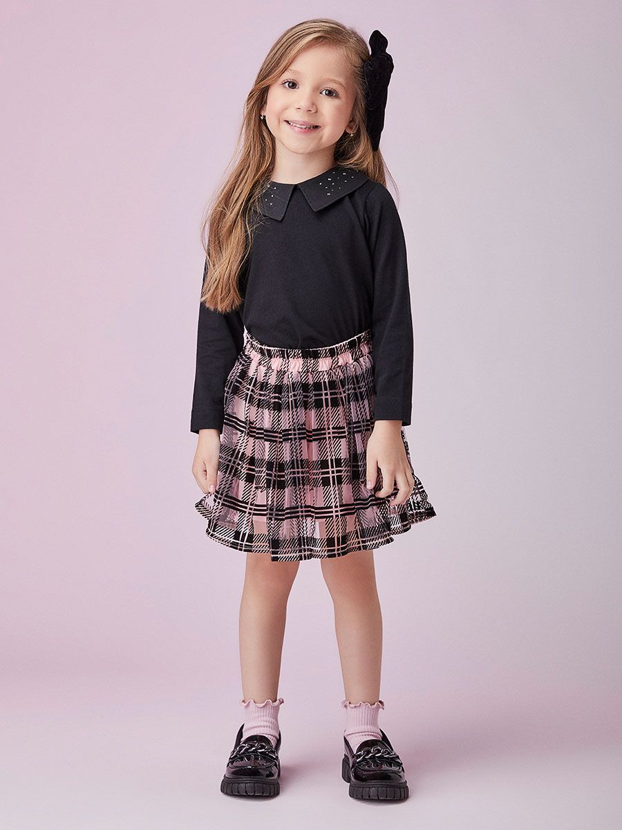 Conjunto Infantil Animê Inverno com Saia Xadrez e Blusa Preta