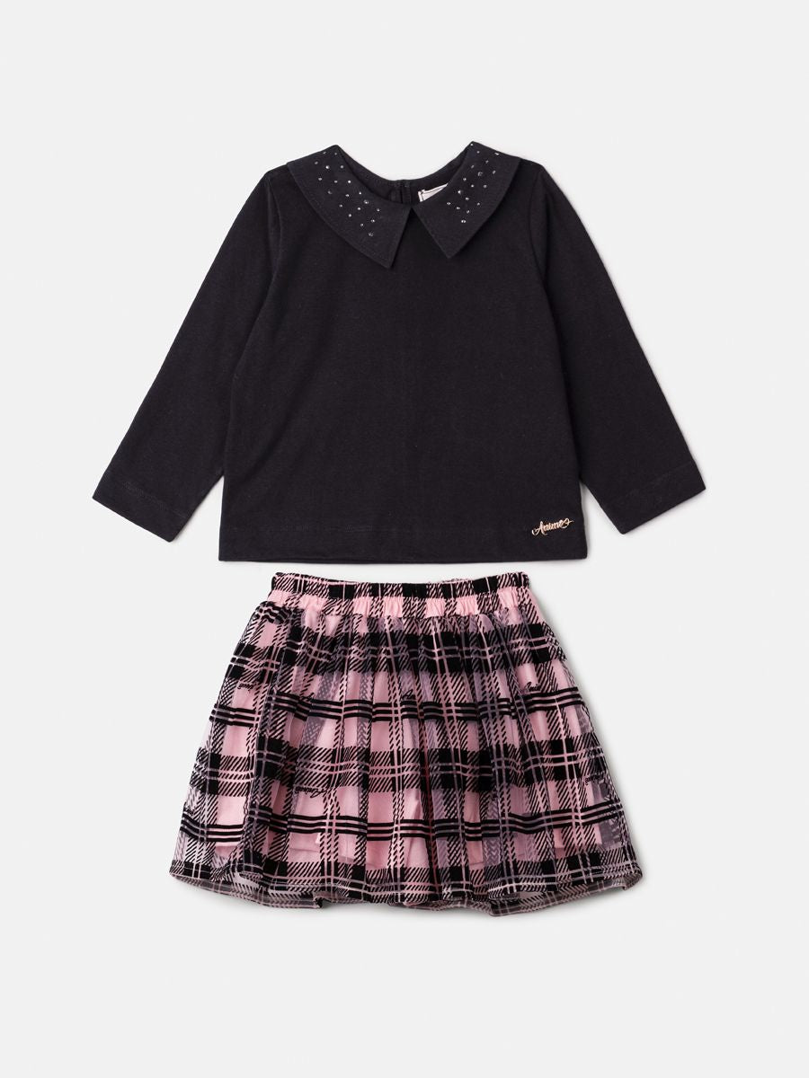 Conjunto Infantil Animê Inverno com Saia Xadrez e Blusa Preta